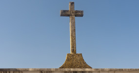 Cruz do Templo gravada em granito e a espada de Nun'Alvares Pereira